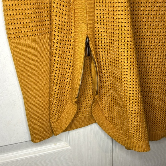 Size Large Sweater - Picture 4 of 5